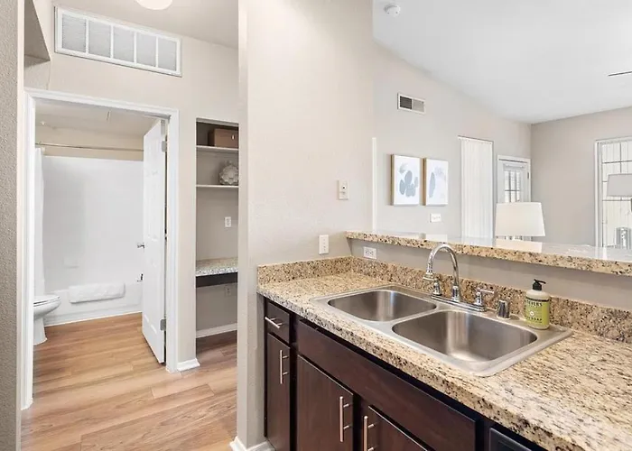Apartment Landing Modern With Amazing Amenities *